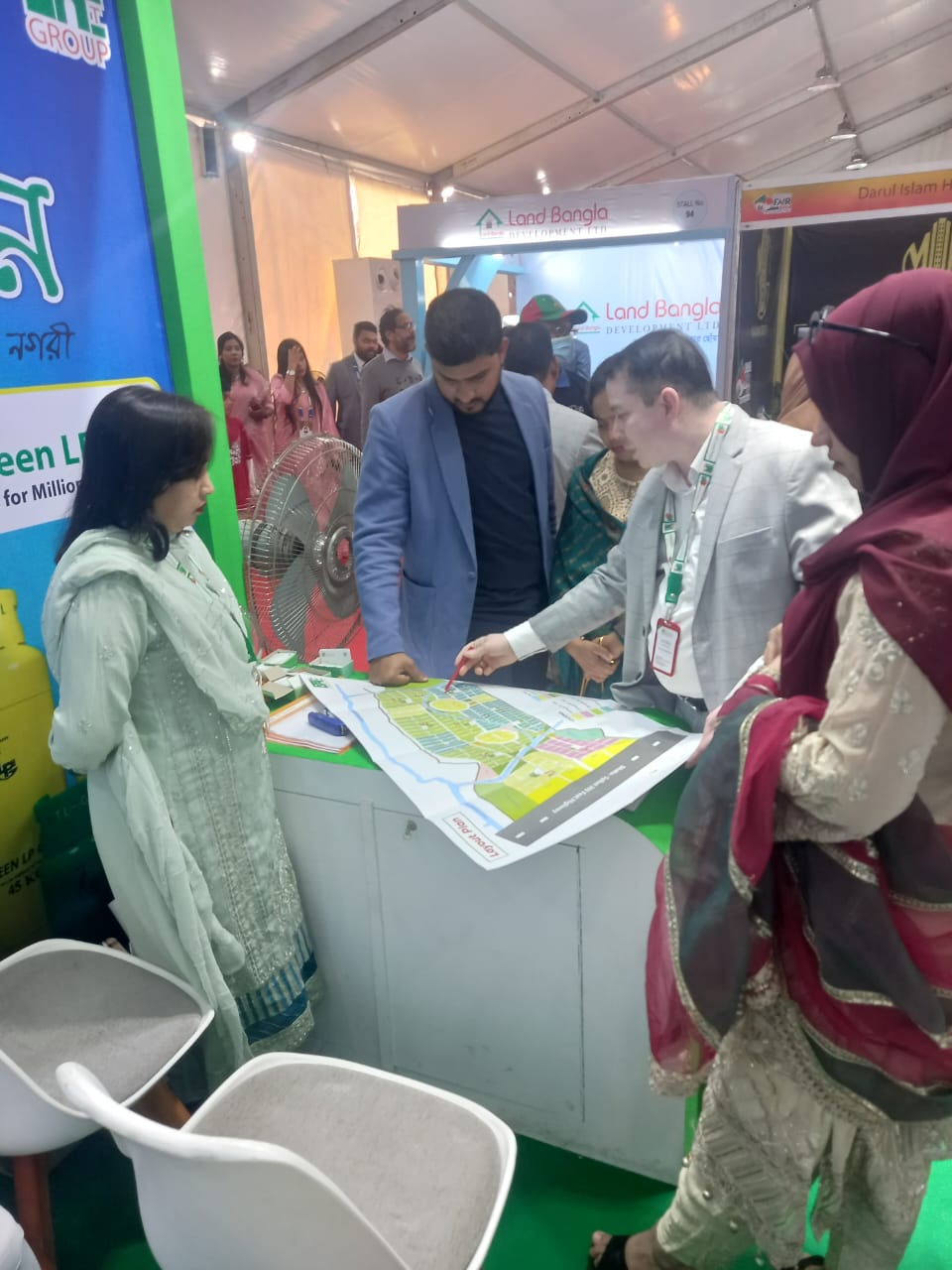 Visitors are viewing the map-Reheb Fair 2024